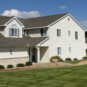 Keystone Lake Apartments attached garage homes with pond, fountain and gazebo in Battle Creek, MI